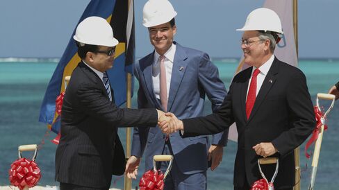 Izmirlian, center, Export-Import Bank of China President Ruogu, left, and Bahama’s Deputy Prime Minister Symonette.
