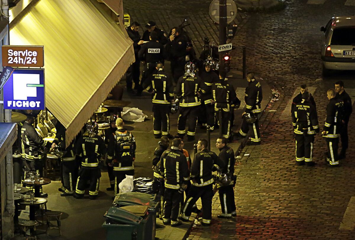 Police outside a restaurant in Paris