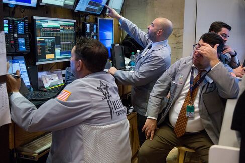 Traders work on the floor of the New York Stock Exchange (NYSE) in New York, U.S., on Monday, Feb. 8, 2016. U.S. stocks tumbled, with the Standard & Poor's 500 Index falling to a 22-month low, as a second straight selloff pushed bank shares to the lowest since 2013 and left the Nasdaq Composite Index approaching a bear market. Photographer: Michael Nagle/Bloomberg