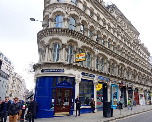 Sweetings is housed in a wedge-shaped building that opened in 1869.