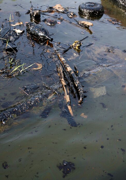 Oil and oil covered debris float in Lake Maracaibo in western Venezuela. Photographer: Reinaldo D'Santiago/AP Photo