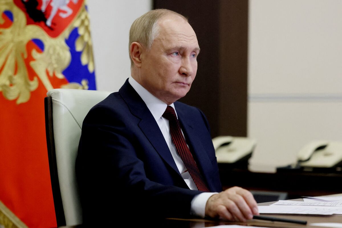 Ukraine says the country's hackers carried out a cyberattack that took down the online broadcasts of 20+ Russian broadcasters on Vladimir Putin's 72nd birthday (Olesia Safronova/Bloomberg)