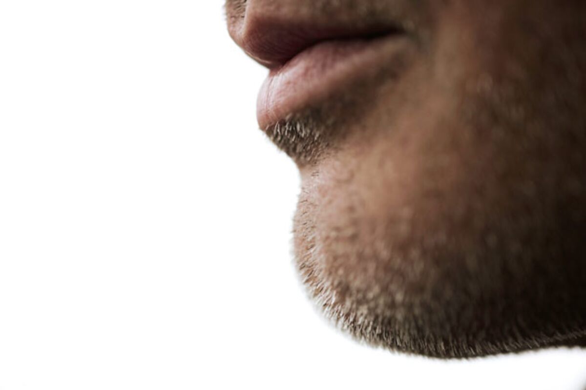 Мужские губы в профиль