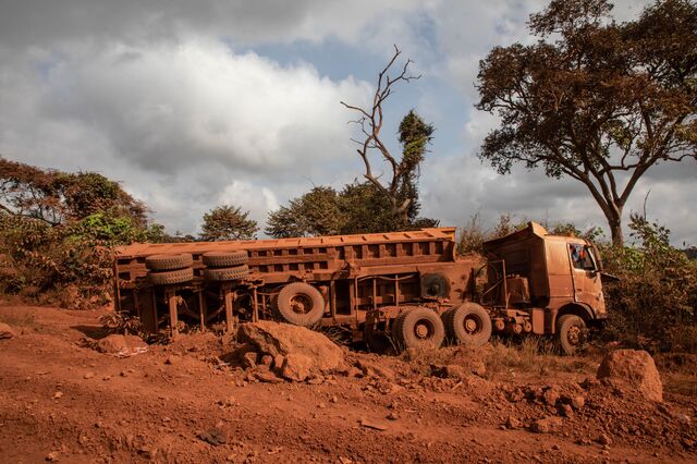 An abandoned truck on the road to a bauxite mine in Boké.