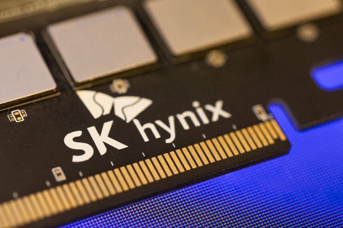 SK Hynix reports Q3 revenue up 94% YoY to a record ~$12.7B, vs. ~$13.2B expected, and operating profit of ~$5.1B, vs. ~$5B expected, on continued AI chip demand (Yoolim Lee/Bloomberg)