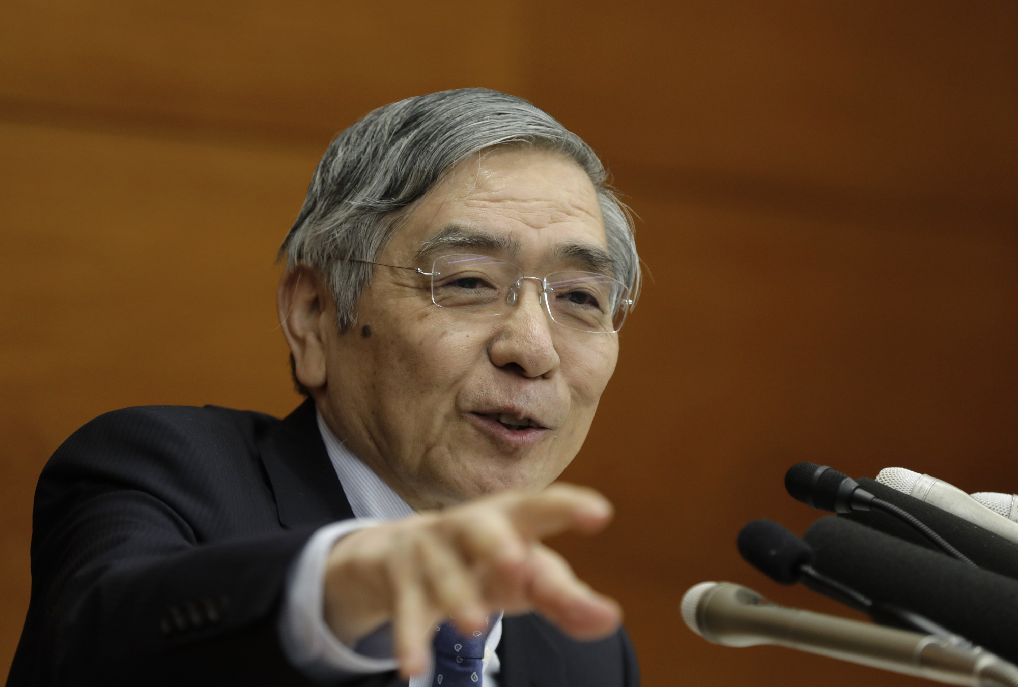 Kuroda Says Boj Policy Gives Fiscal Spending More Power Bloomberg