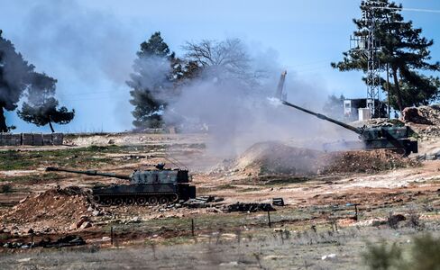 Turkish tanks fire towards the Syria border