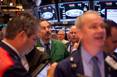 Traders work on the floor of the New York Stock Exchange (NYSE) in New York, U.S., on Friday, Jan. 8, 2016. The Standard & Poor's 500 Index fluctuated near a three-month low as energy shares followed a retreat in crude, overshadowing early optimism on China's moves to restore calm to its sinking markets and data that showed U.S. payrolls surged more than expected in December. Photographer: Michael Nagle/Bloomberg