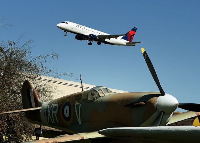 <p>Index funds and airplanes, a natural fit.</p>
 Photographer: Mark Ralston/AFP/Getty Images