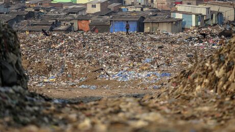 Mumbai Is Overflowing with Garbage - Bloomberg