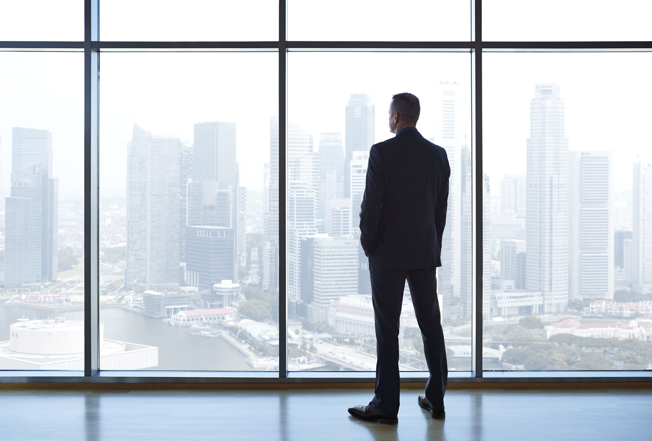 Человек отдыхает. Glancing out. Look out sir warhammer. Glancing out. Семья возле окна.