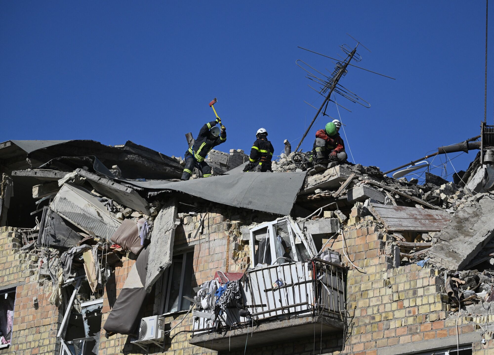 Russian Air Strikes on Kyiv Kill 15 as Putin Snubs US on War