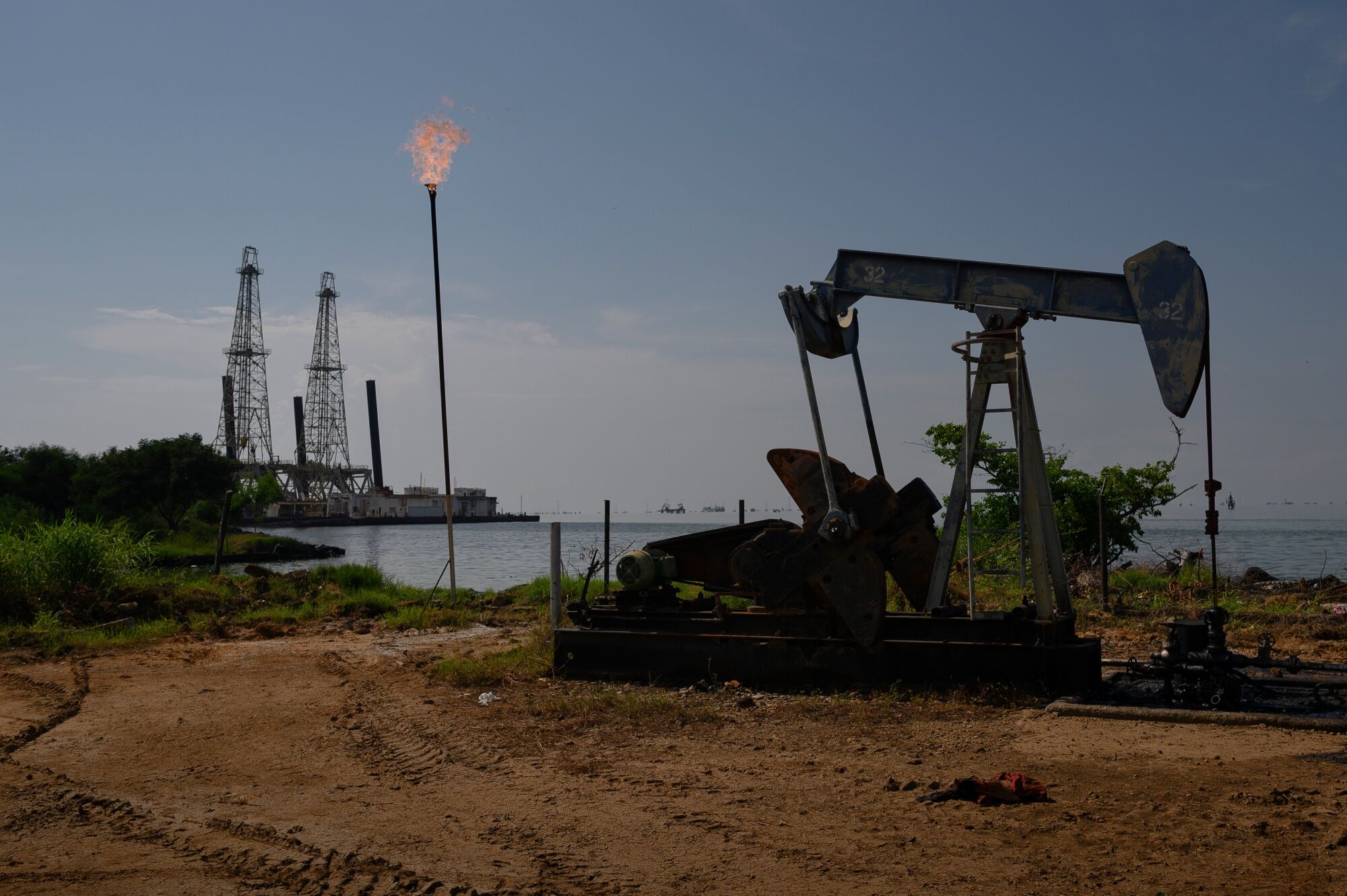 Trump Withholds Venezuelan Oil Approval for Non-US Majors