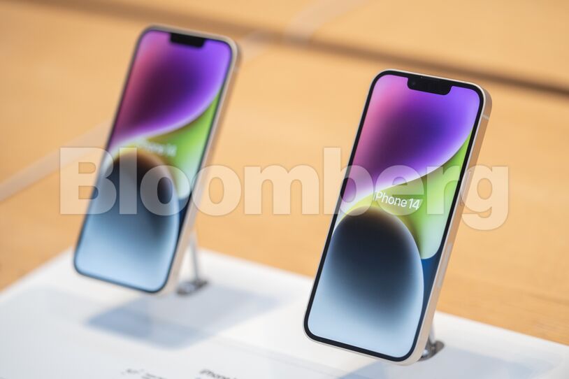 New Apple Products Go On Sale At Fifth Avenue Store