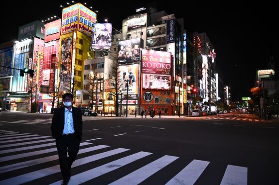 Japan’s Abe Warns Virus Surge in Invoking Emergency