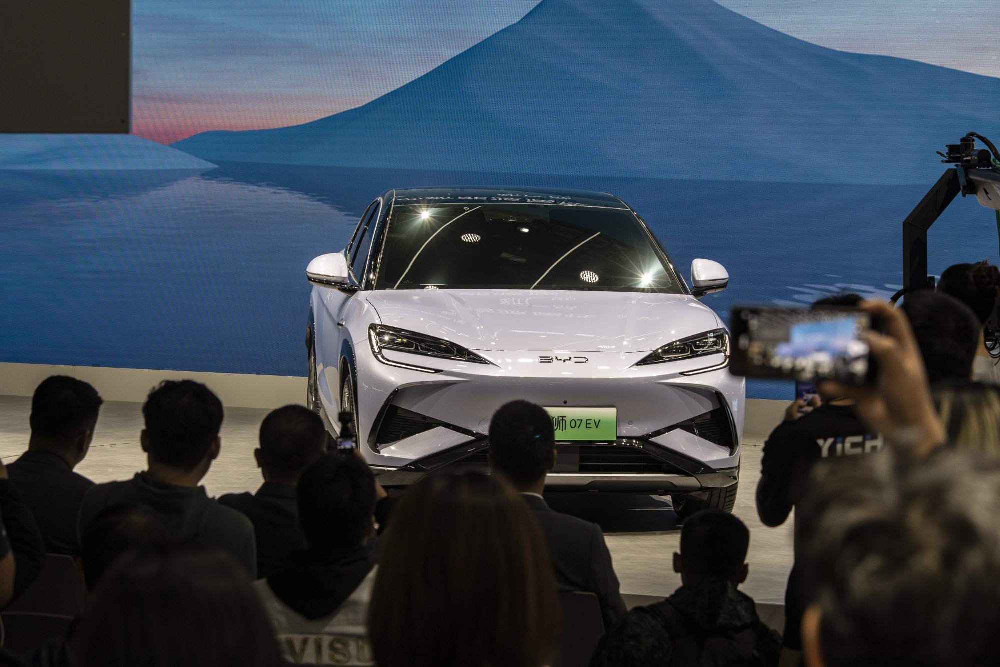 Shanghai Auto Show: An innovative center console for automotive interiors