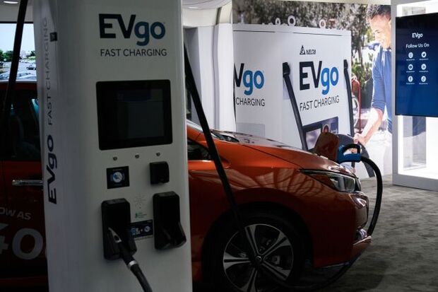 These Electric Vehicle Chargers Will Come to You - Bloomberg