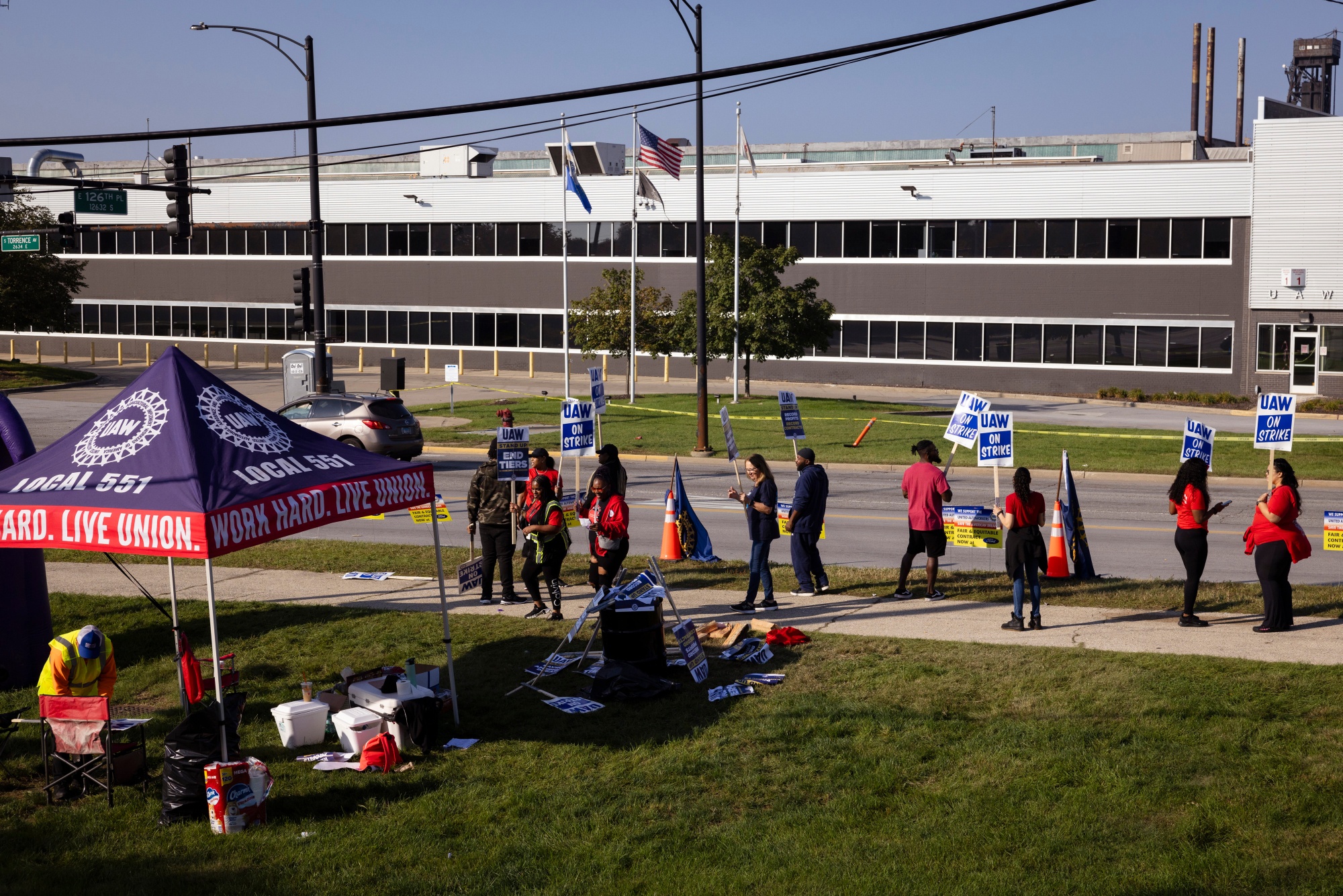 GM workers become first of Detroit Three automakers to approve labour deal  with UAW - The Globe and Mail