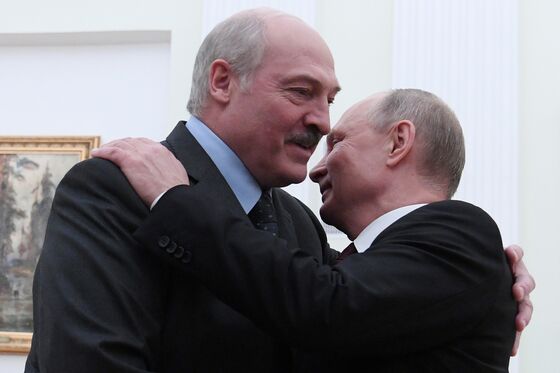 Putin Resolves to Back Belarus Ally, Wary of Protest Spread