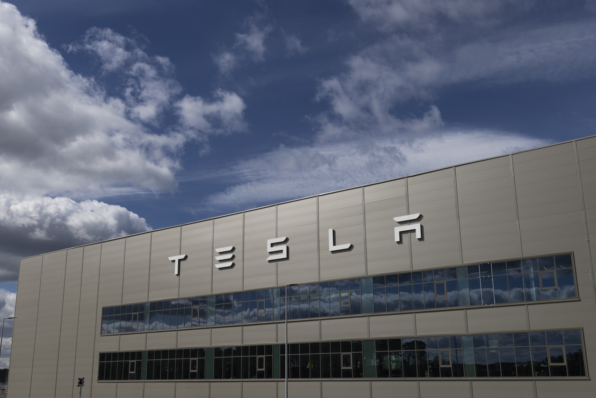 Tesla joins global emission tracking program