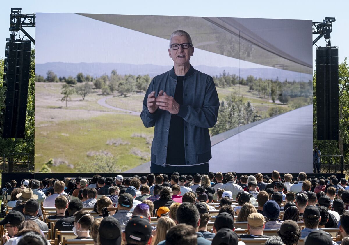 Apple is on track for its biggest year of US lobbying, spending $4.6M in H1 2022, as Tim Cook becomes one of the country's most politically active tech CEOs (Emily Birnbaum/Bloomberg)