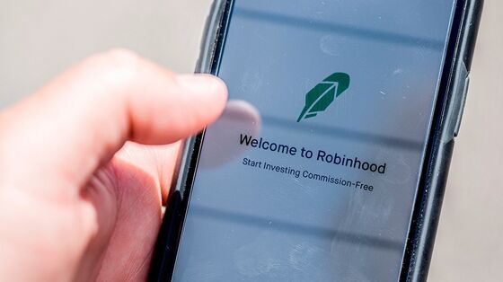 Robinhood’s Ties to Hedge Funds Still Not Clear, Warren Says
