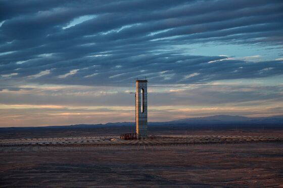 Rising From the Desert, Solar-Thermal Giant Defies Musk Battery