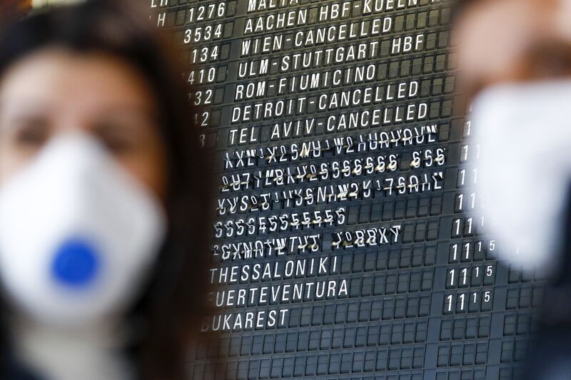 Una scheda informativa sulla partenza dei voli mostra il volo cancellato a Francoforte, in Germania, il 12 marzo.