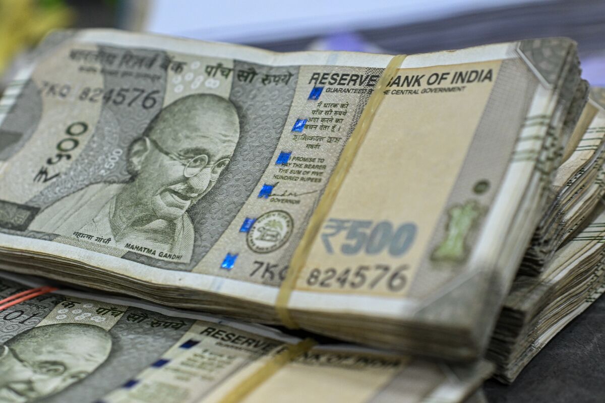
                            Indian Rupee Falls Past 90 Per Dollar as Trade Stalemate With US Bites: INR/USD
