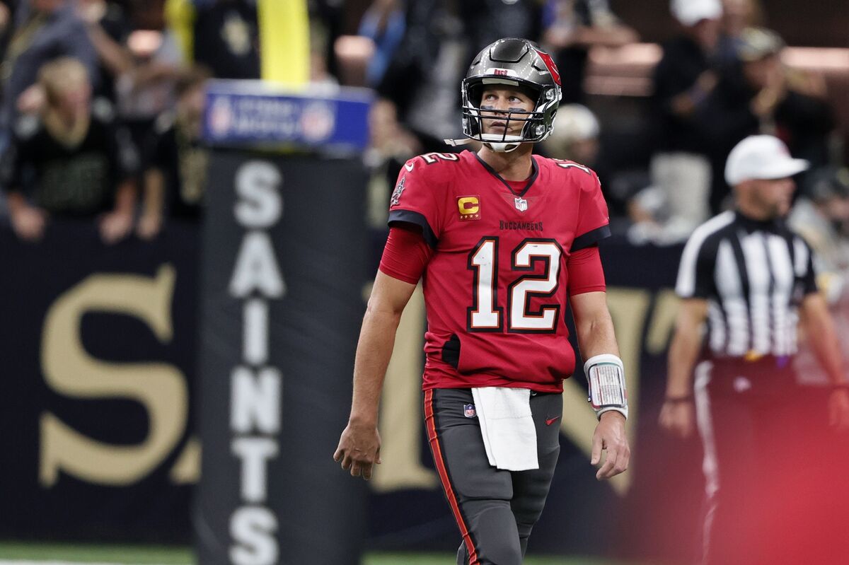 Ageless Oldies But Goodies Defying Father Time Around NFL - Bloomberg