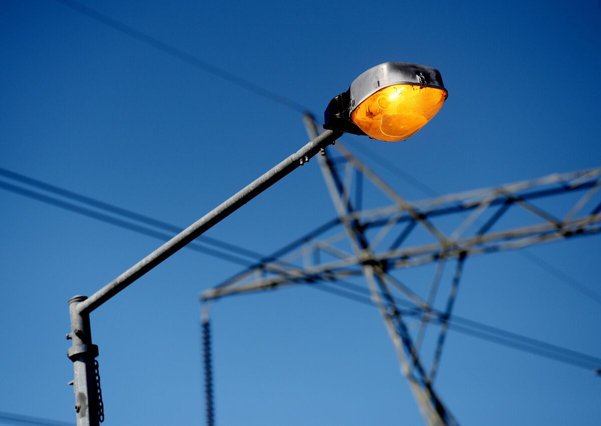 Transmission Delays Undermine Australia Renewable Investment, Queensland Confidence Falls