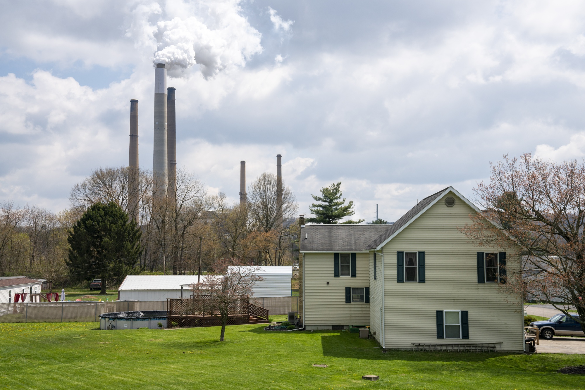 Une maison près de la centrale électrique de Conesville dans l'Ohio.  Les changements dans le soi-disant coût social du carbone ont été utilisés par les décideurs fédéraux pour justifier des changements dans la réglementation sur la consommation d'énergie et la pollution.