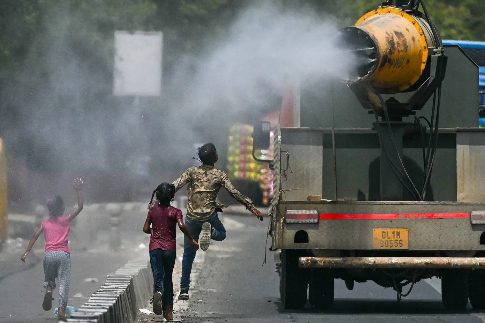 India Temperature Nears Record Above 50C as Heat Wave Worsens - Bloomberg