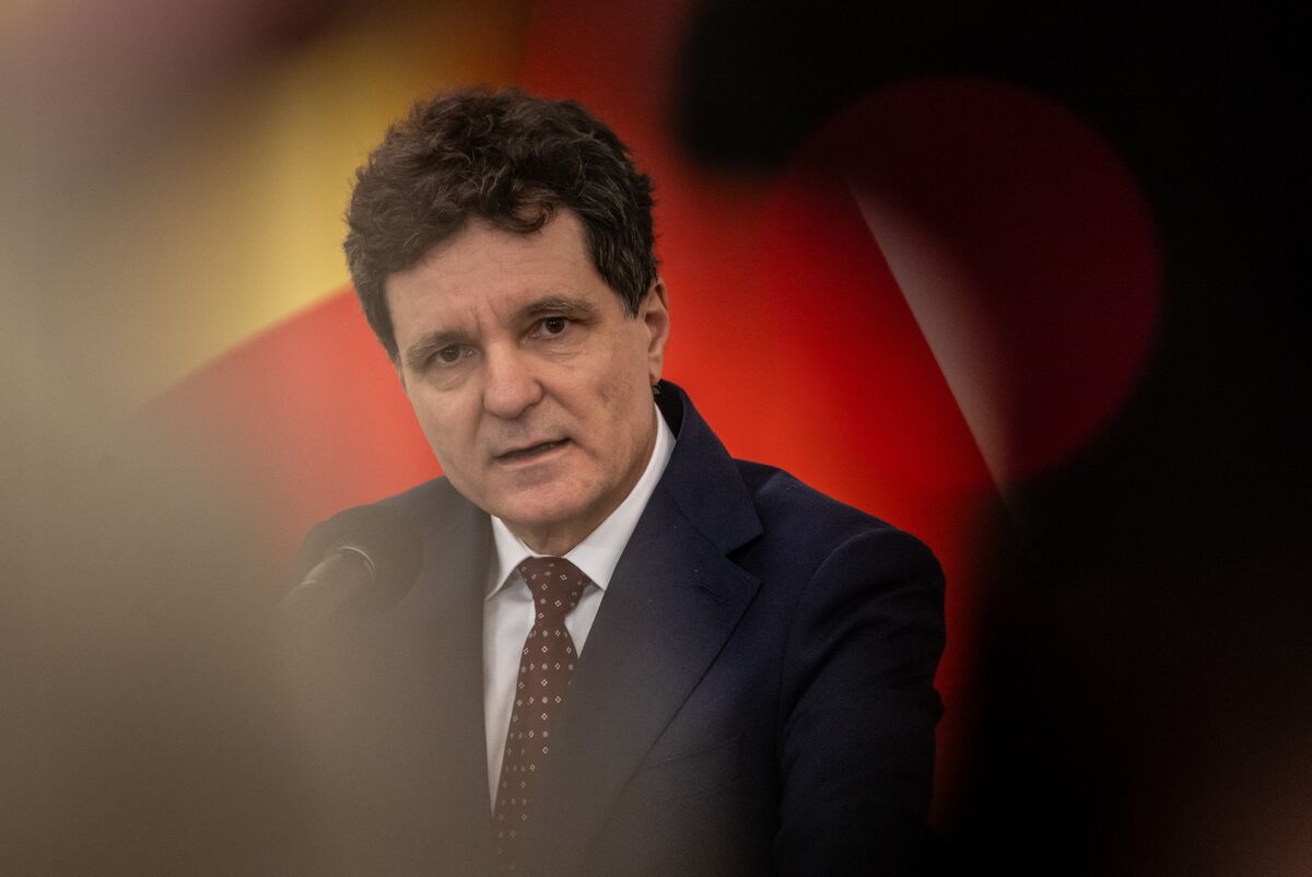 Romanian President Holds Talks to Save Government From Collapse