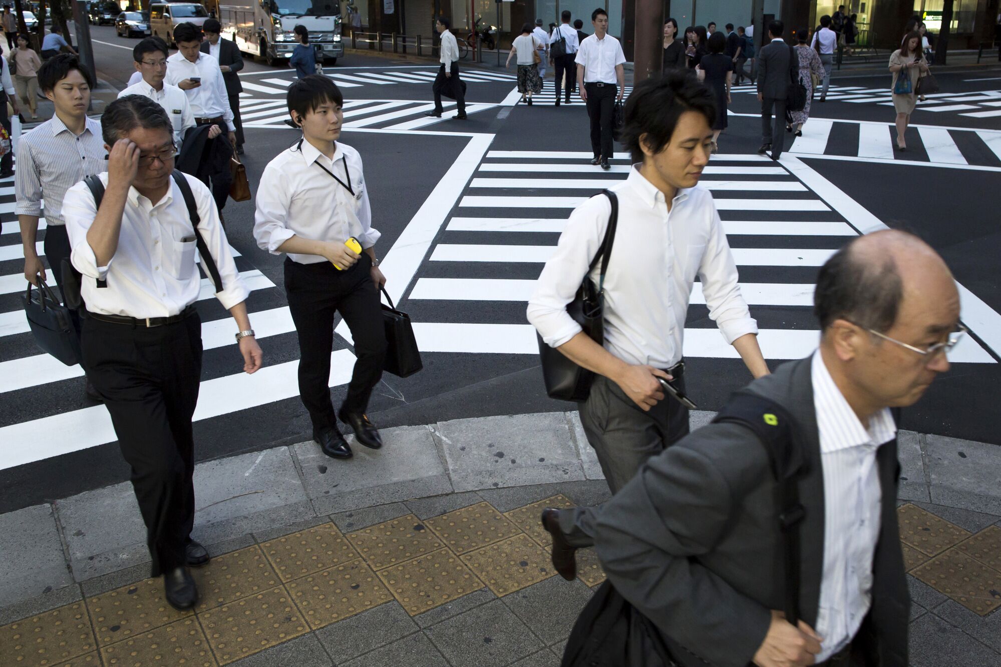 Work japan. Пожизненный найм в Японии. Менеджмент в Японии. Малый бизнес в Японии. Деловые японцы.