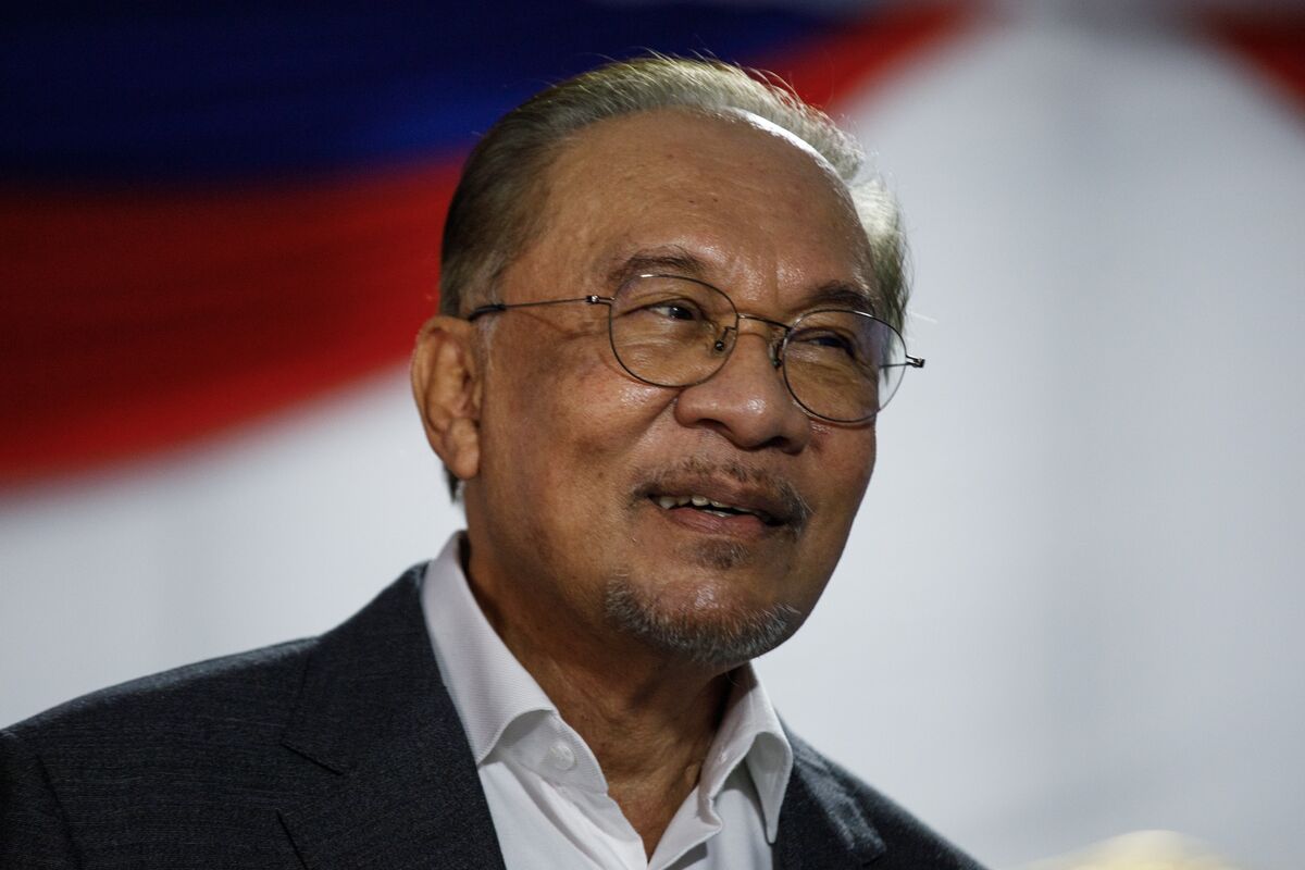 
                            Malaysia PM Anwar's Ally Hajiji Takes Control in Sabah After Coalition Deal