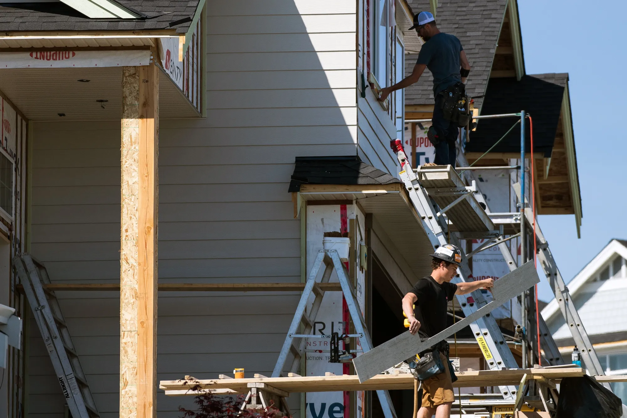 Contractors put up siding at a housing development in Langford, British Columbia this month. The Canadian economy is on track for&nbsp;nearly 7% annualized growth in the first quarter.