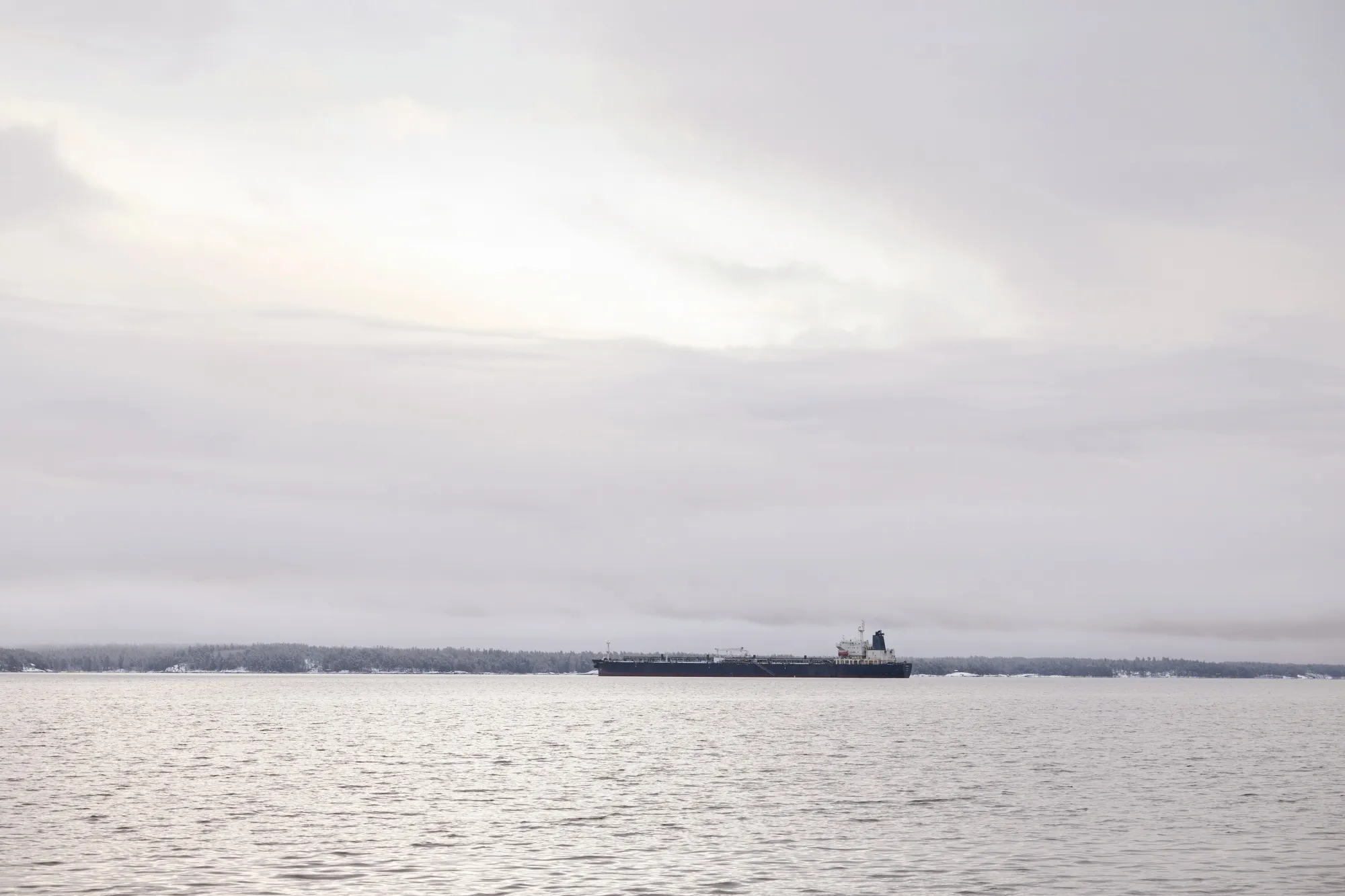 EE.UU. aborda petrolero sancionado y escala el bloqueo contra Irán.