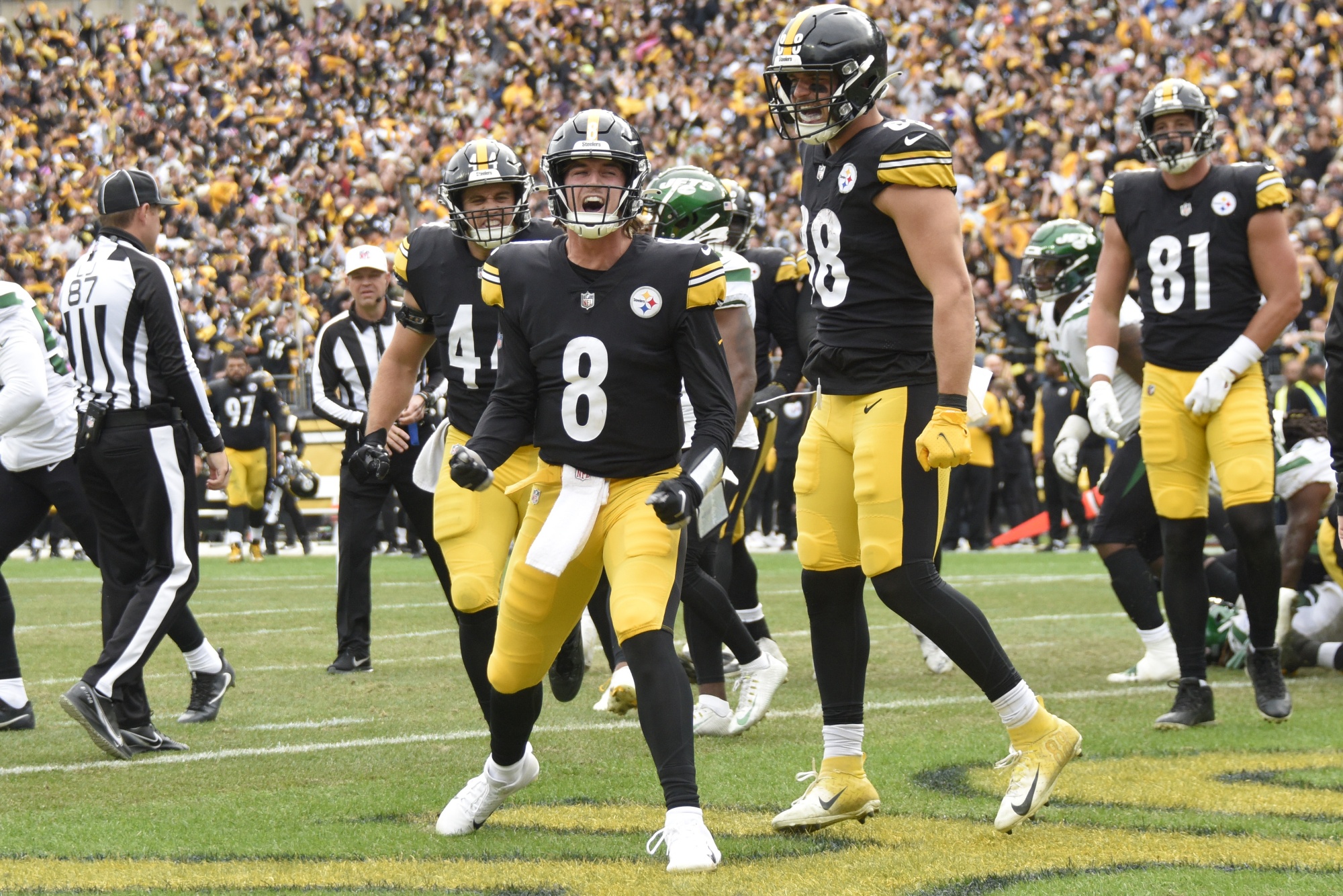 Kenny Pickett of the Pittsburgh Steelers celebrates after scoring a News  Photo - Getty Images