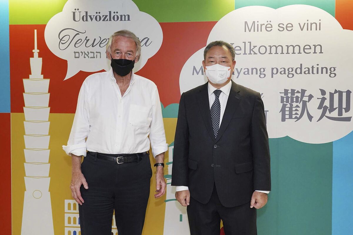 US Lawmakers Visit Taiwan After Pelosi Trip Infuriates China Bloomberg us-lawmakers-visit-taiwan-after-pelosi-trip-infuriates-china-bloomberg