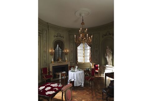 Room from a hotel in the Cours d'Albret, Bordeaux, France.