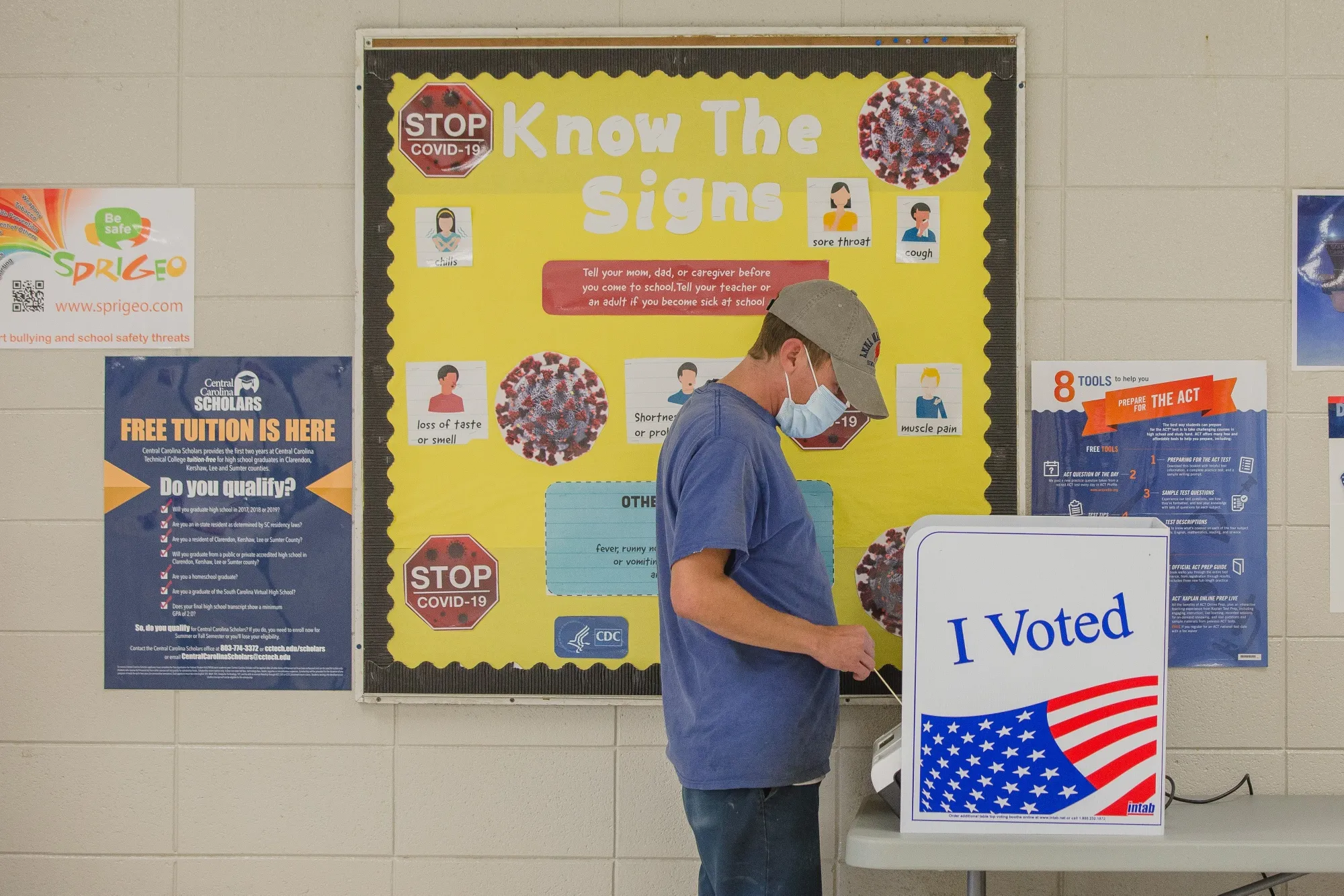 A voter&nbsp;casts a ballot at a polling location&nbsp;in Sumter, South Carolina, U.S., on Nov. 3.