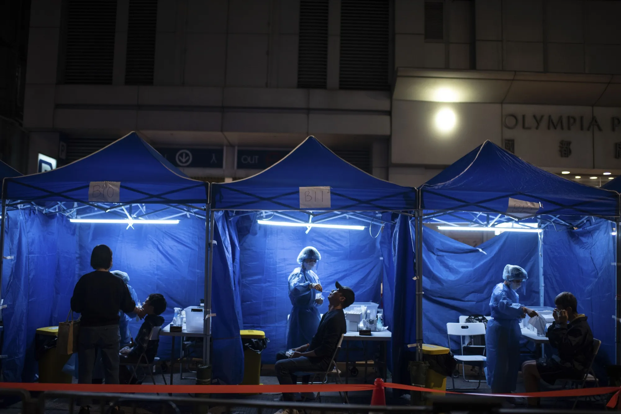 Covid-19 testing outside a building placed under lockdown at the City Garden housing estate in Hong Kong, in Jan. 2022.&nbsp;