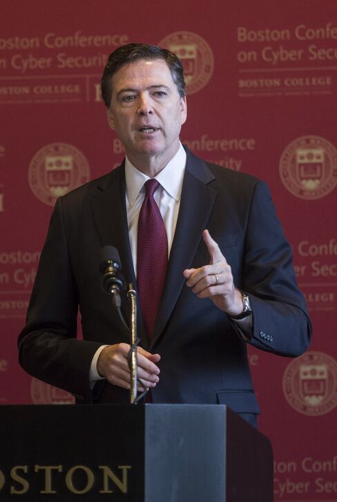 ボストンで講演するコミーFBI長官
