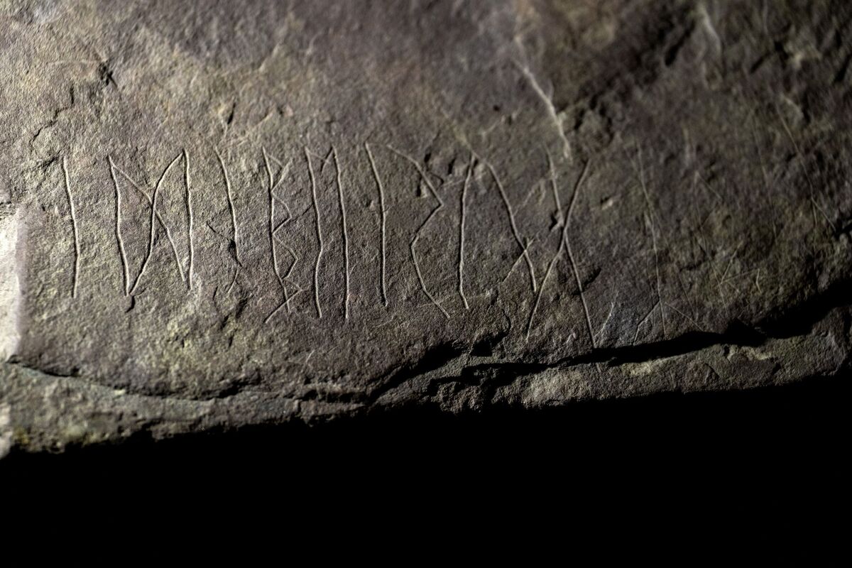 Des archéologues norvégiens découvrent « la pierre runique la plus ancienne du monde »