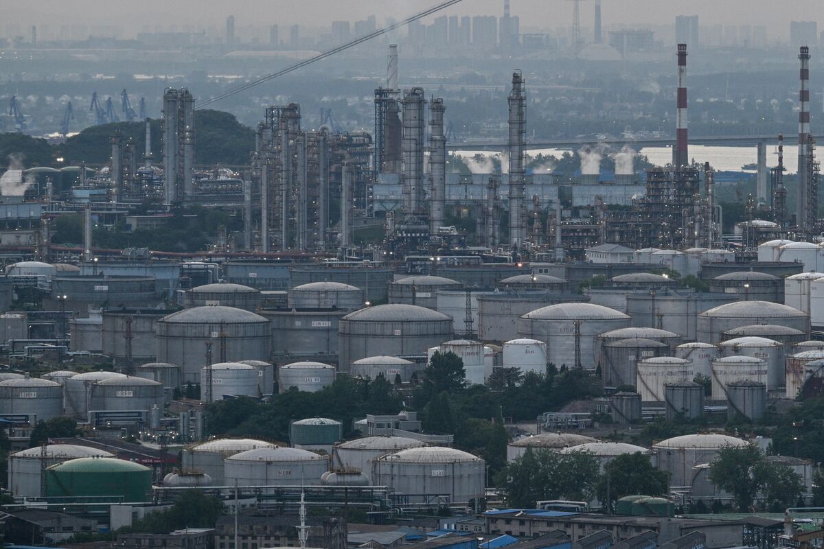 bloomberg.com - China's Independent Oil Refiners Slash Runs to Nine-Year Low