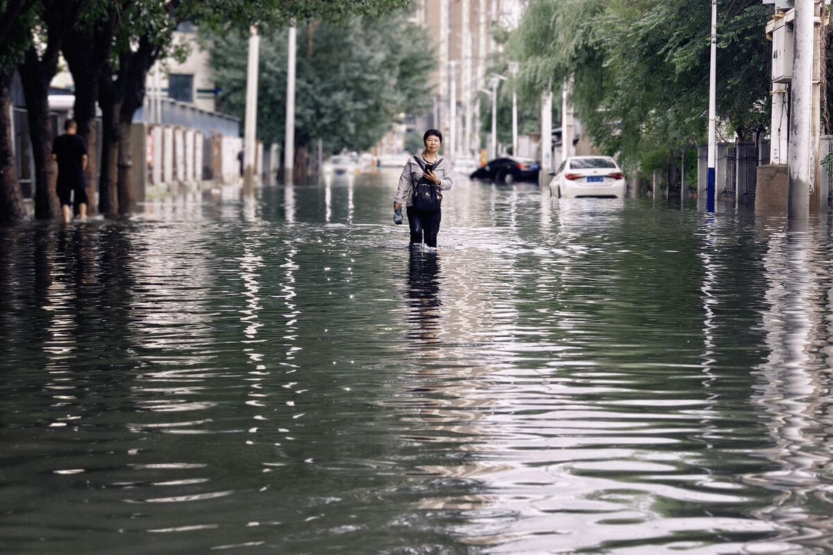 China Warns of Severe Flood Risks, Heat Waves Through Mid-August