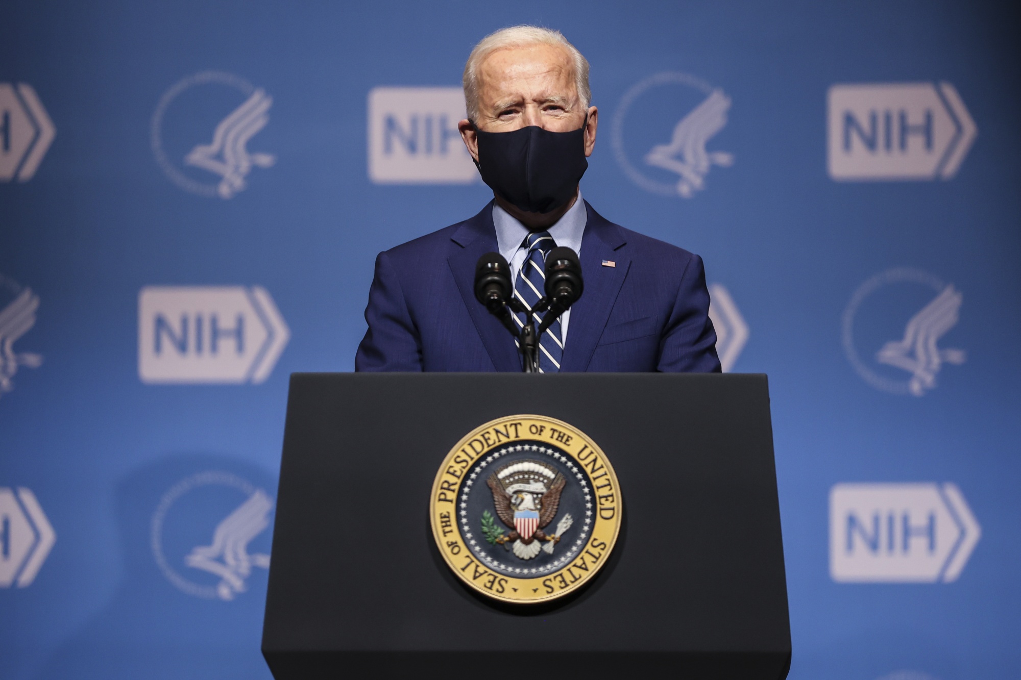 Le président Biden visite les instituts nationaux de la santé