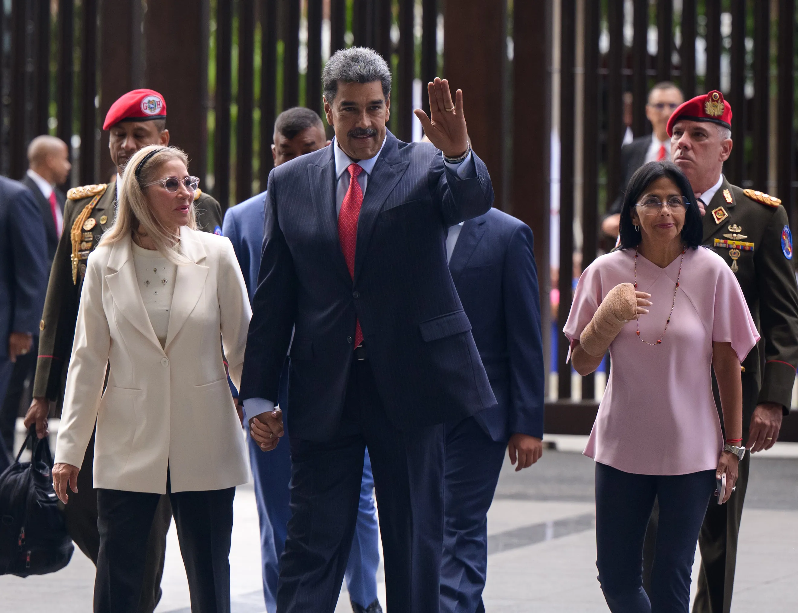 Nicolás Maduro, en el centro, su esposa Cilia Flores, a la izquierda, y Delcy Rodríguez, vicepresidenta de Venezuela, a la derecha, en la Suprema Corte de Justicia en Caracas el 31 de julio de 2024.