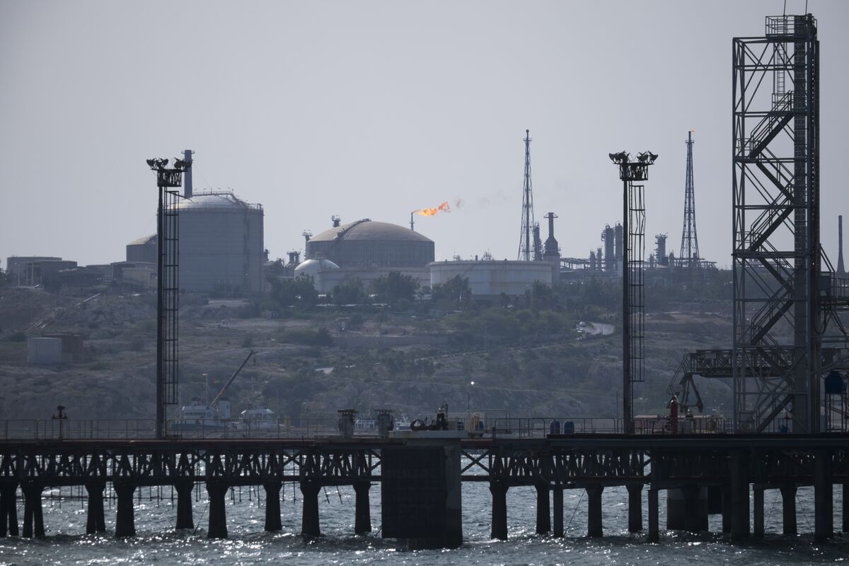 bloomberg.com - Rong Wei Neo - Oil Market Set for Tumultuous Week as Kharg Attack Raises Stakes